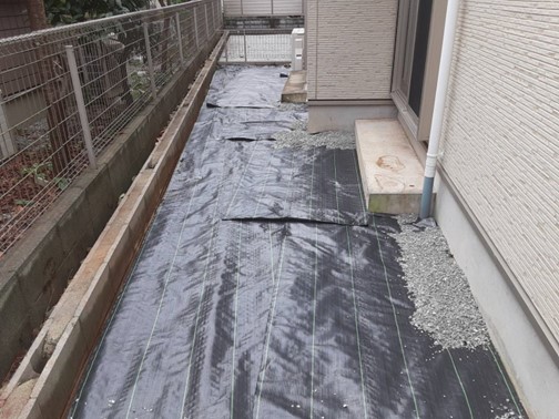 庭木及敷レンガ撤去・防草ｼｰﾄ敷設砂利整地前