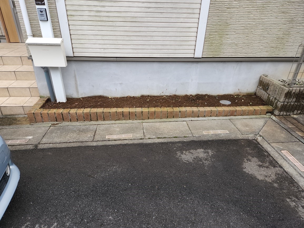 庭木及敷レンガ撤去・防草ｼｰﾄ敷設砂利整地前